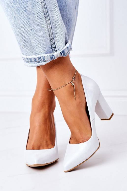 Silberne Satinschuhe Silberne Satinschuhe