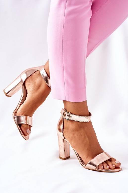 Klassisches Modell Damensandalen mit Absätzen Laura Messi Champagnerfarbe