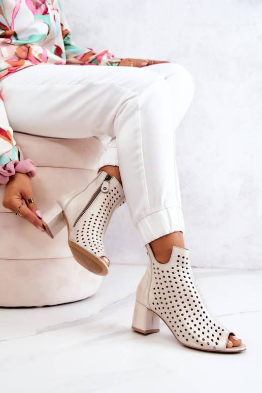 Durchbrochene beige Stiefel Durchbrochene beige Stiefel