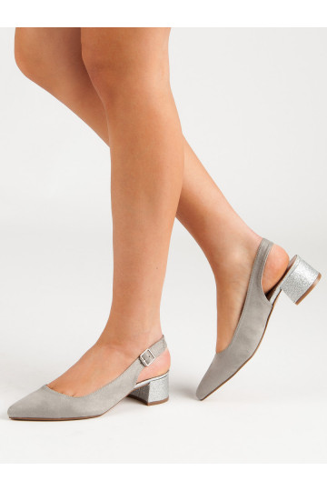 Schuhe mit glänzendem...