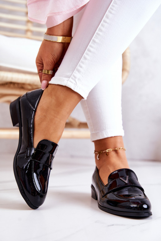 Chaussures à effet laqué de couleur noire Sherilyn