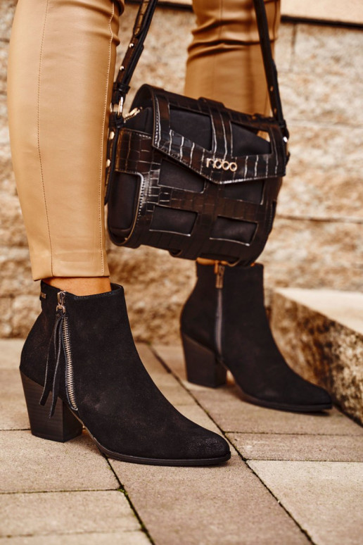 Schwarze Stiefel mit hohen Absätzen... Schwarze Stiefel mit hohen Absätzen...