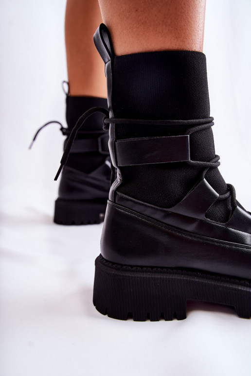 Schwarze, massive Stiefel mit... Schwarze, massive Stiefel mit...