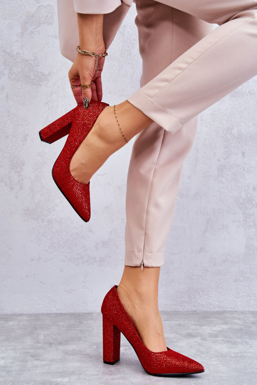 Glänzend rote Schuhe mit hohen Absätzen von Elmira