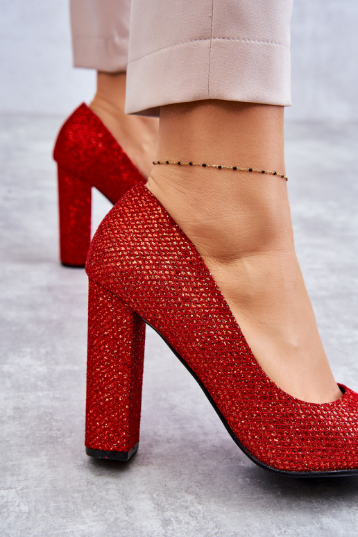 Glänzend rote Schuhe mit hohen... Glänzend rote Schuhe mit hohen...