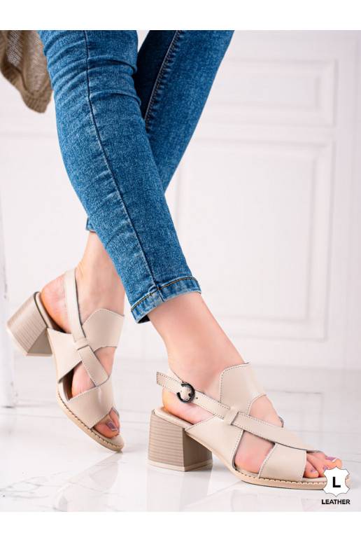 Beigefarbene Damensandalen mit Absatz... Beigefarbene Damensandalen mit Absatz...