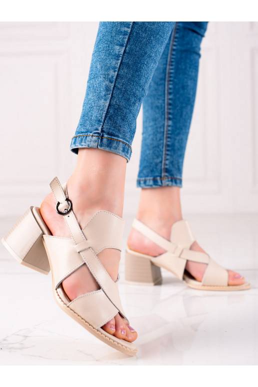 Beige damessandalen op de hak van... Beige damessandalen op de hak van...