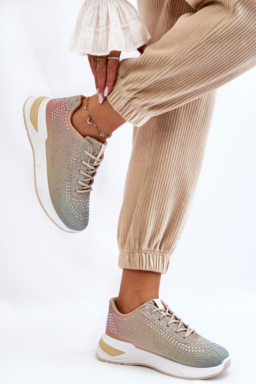 Glänzende Sneaker mit glitzernden Ösen in verschiedenen Farben