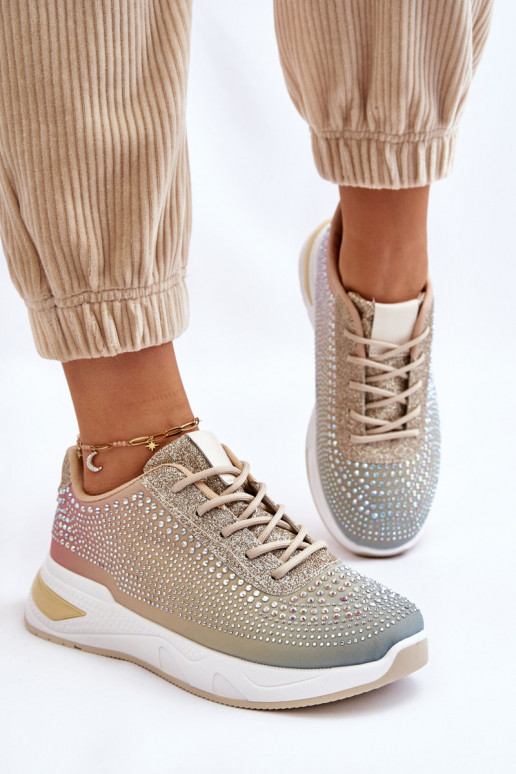 Glänzende Sneaker mit glitzernden Ösen in verschiedenen Farben