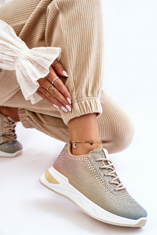 Glänzende Sneaker mit glitzernden... Glänzende Sneaker mit glitzernden...