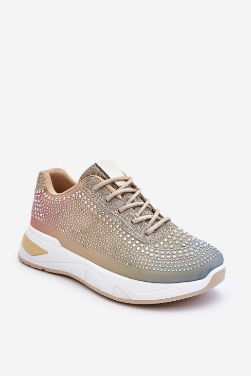 Glänzende Sneaker mit glitzernden Ösen in verschiedenen Farben