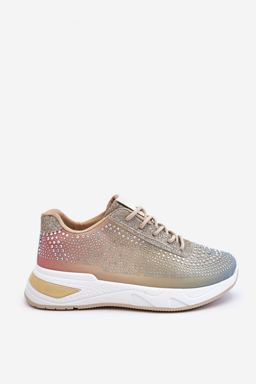Glänzende Sneaker mit glitzernden Ösen in verschiedenen Farben