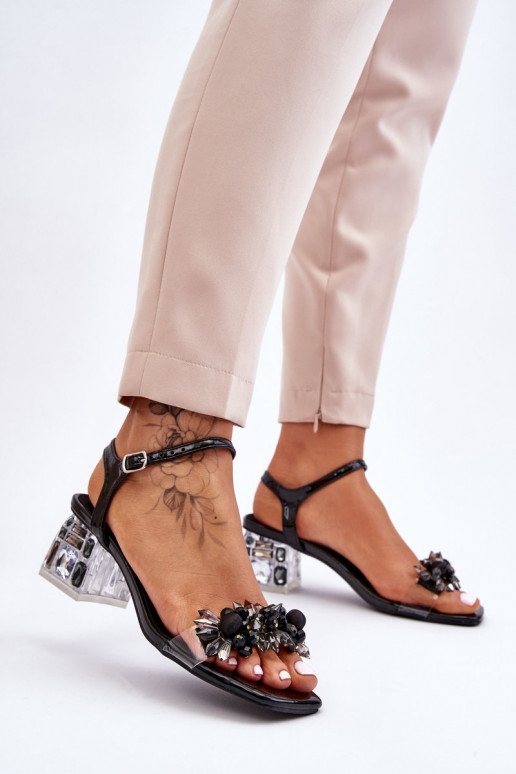 Schwarze Sandalen mit niedrigem... Schwarze Sandalen mit niedrigem...