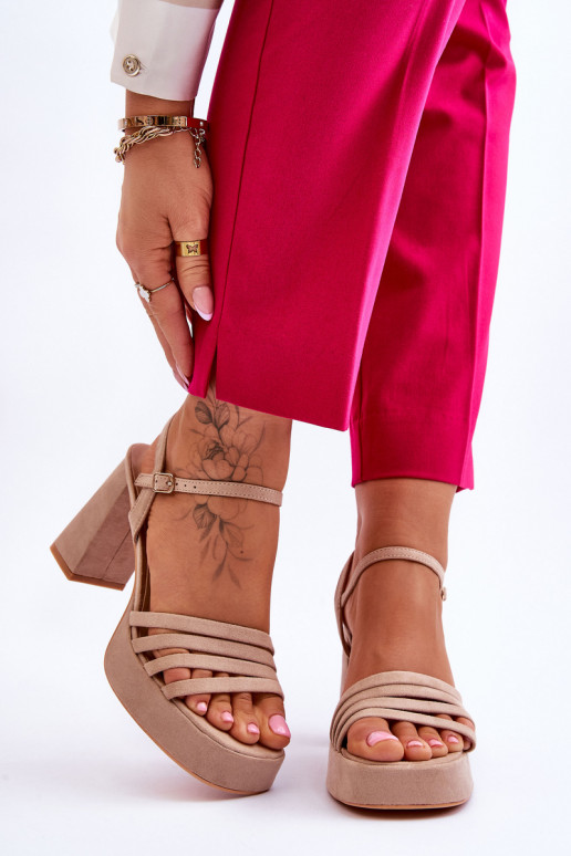 Suède sandalen met hoge hak en een... Suède sandalen met hoge hak en een...