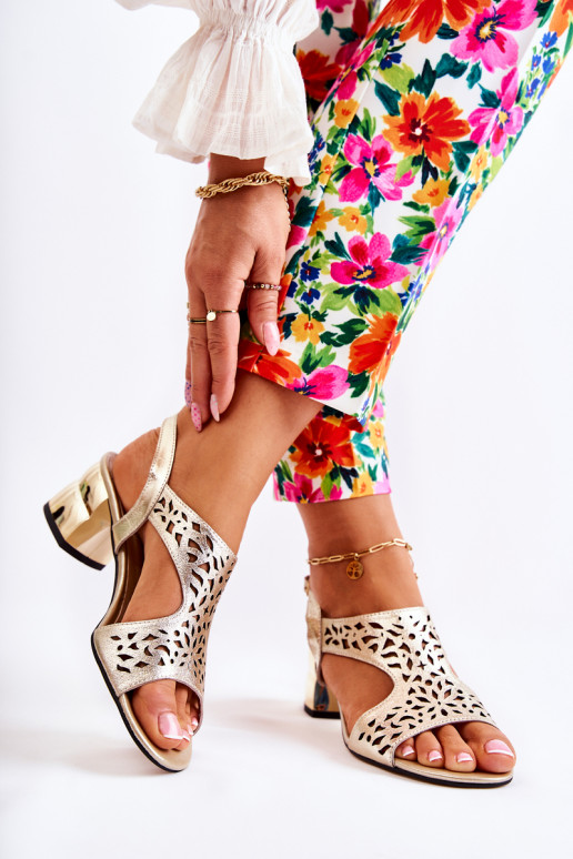 Sandales à talons dorées avec... Sandales à talons dorées avec...