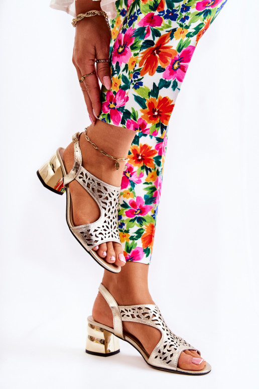 Sandales à talons dorées avec... Sandales à talons dorées avec...