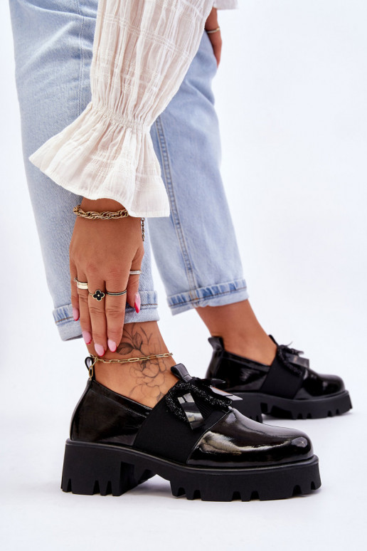 Schuhe in schwarzem Lackeffekt mit schönen Details von Keily