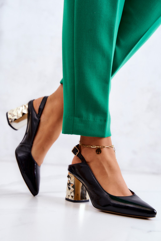 Zwarte schoenen met gouden brede hakken Zwarte schoenen met gouden brede hakken