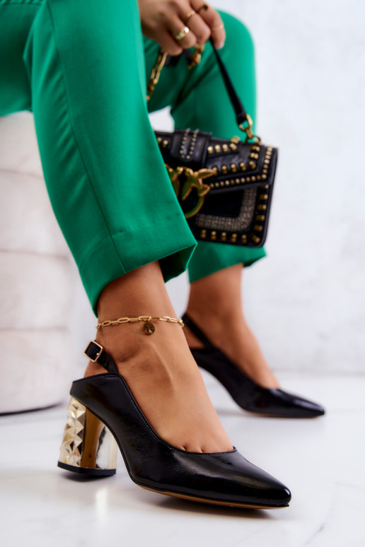 Schwarze Schuhe mit goldenen breiten... Schwarze Schuhe mit goldenen breiten...