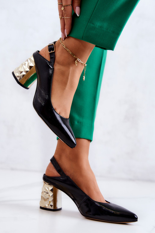 Zwarte schoenen met gouden brede hakken Zwarte schoenen met gouden brede hakken