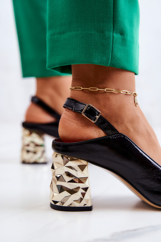 Chaussures noires à talons larges dorés Chaussures noires à talons larges dorés