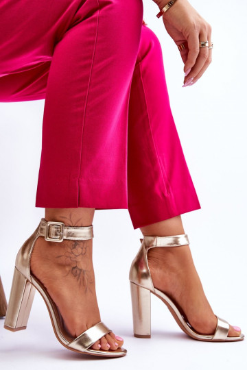 Chaussures à talons dorés... 2