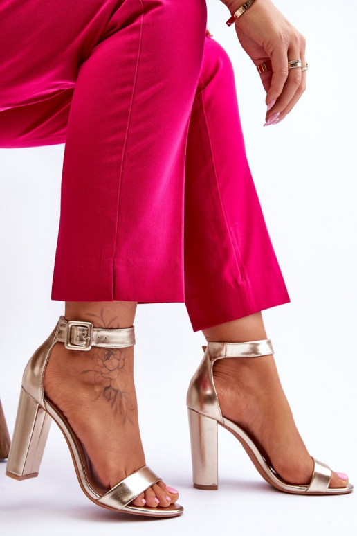 Goudkleurige schoenen met hoge hakken... Goudkleurige schoenen met hoge hakken...