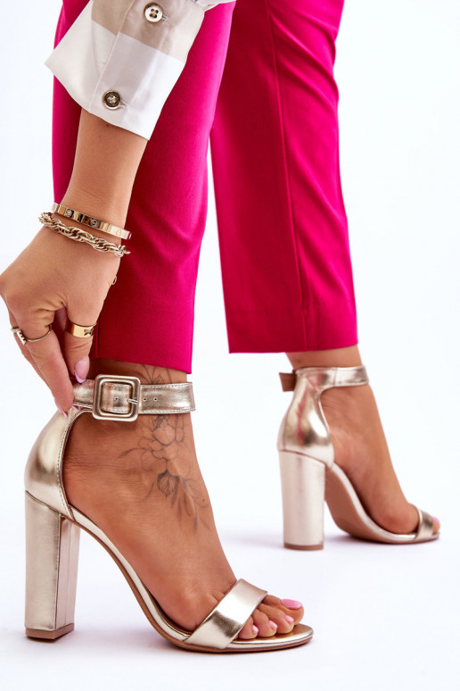 Goudkleurige schoenen met hoge hakken... Goudkleurige schoenen met hoge hakken...