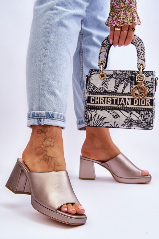 Modische Slipper mit Absatz von... Modische Slipper mit Absatz von...