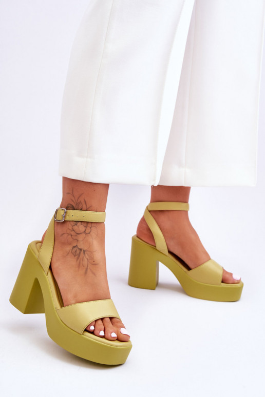 Sandales à la mode avec un talon large en Carmine