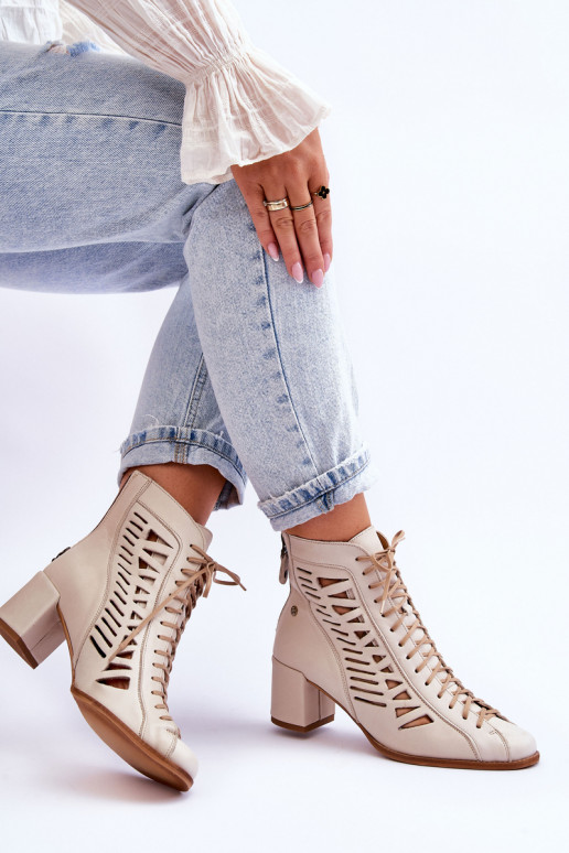 Bottines ajourées de modèle exclusif...