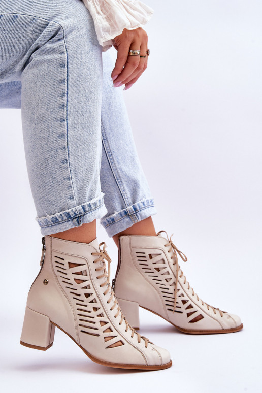 Durchbrochene Stiefeletten eines... Durchbrochene Stiefeletten eines...