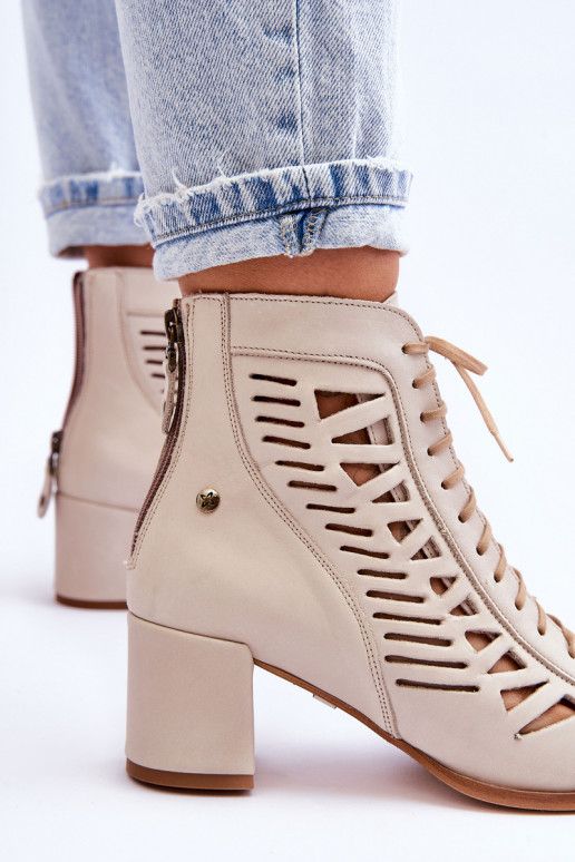 Durchbrochene Stiefeletten eines... Durchbrochene Stiefeletten eines...