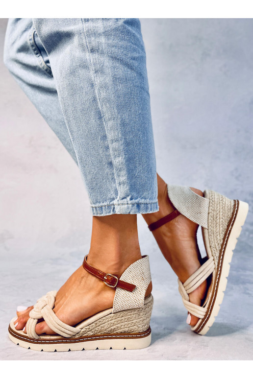 Sandales à plateforme couleur beige...