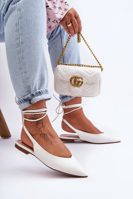 Ballerinas mit Schnürsenkeln in Weiß...