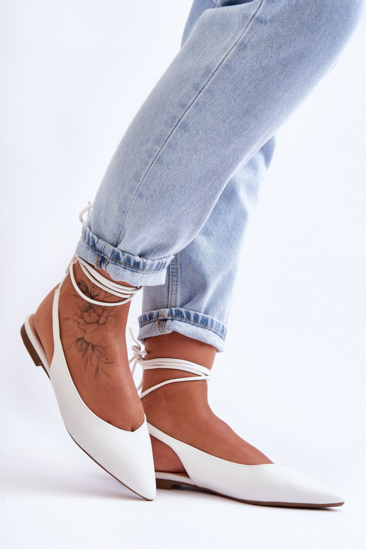 Ballerinas mit Schnürsenkeln in Weiß...