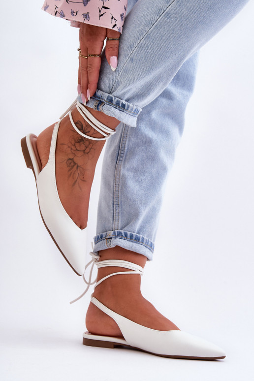 Ballerinas mit Schnürsenkeln in Weiß...