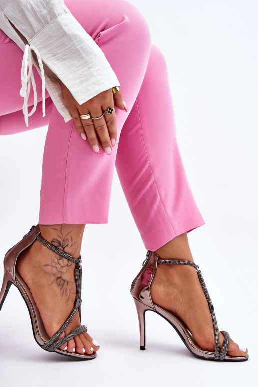 Jenesis pumps met zilveren studs en... Jenesis pumps met zilveren studs en...