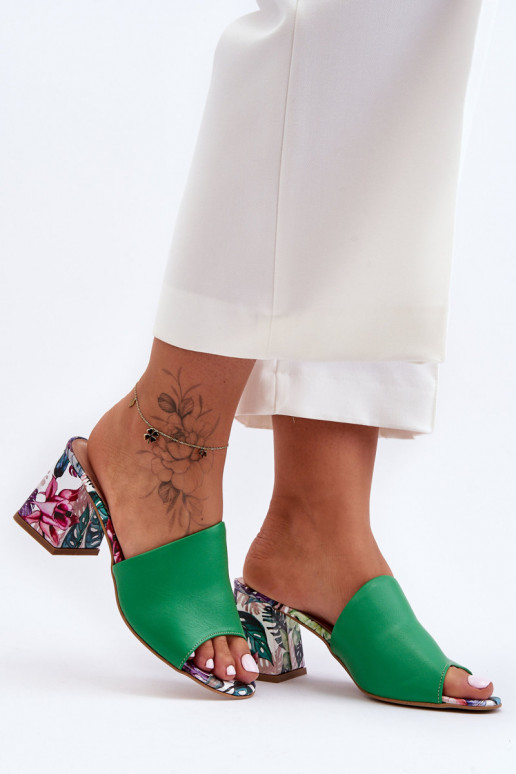 Grüne Lederpantoffeln. Schuhe mit Absatz Grüne Lederpantoffeln. Schuhe mit Absatz