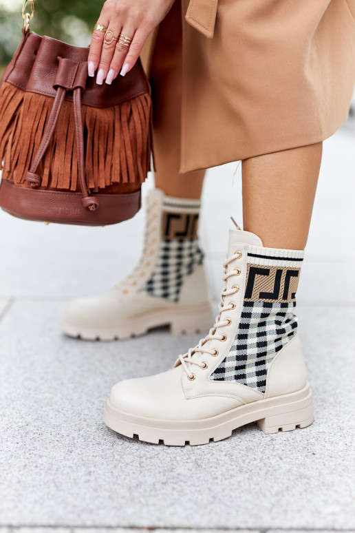Les bottes beiges sont faites de tissu extensible