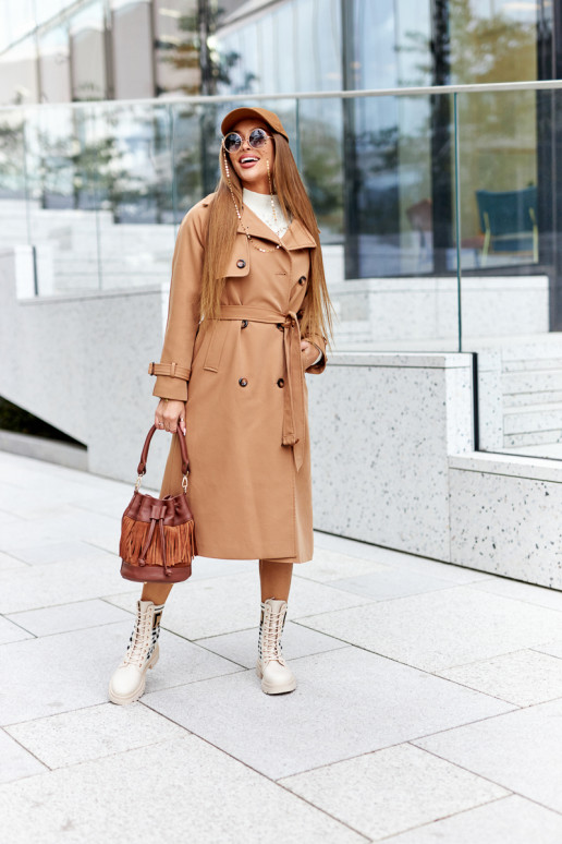 Les bottes beiges sont faites de tissu extensible