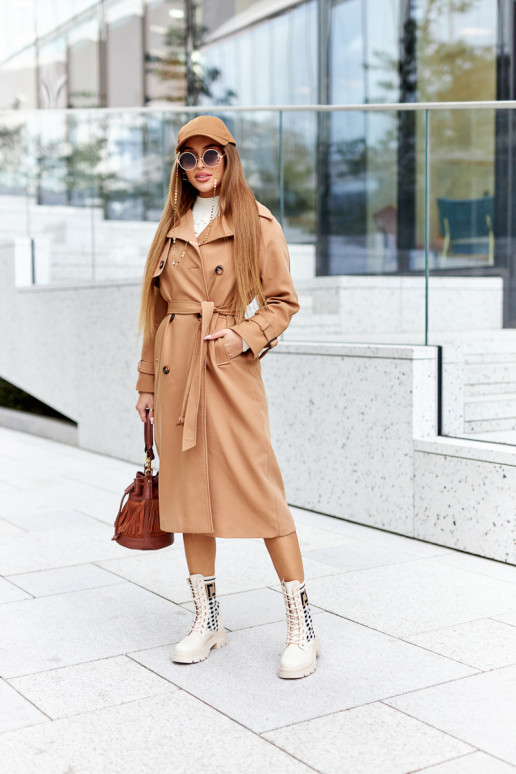 Les bottes beiges sont faites de tissu extensible