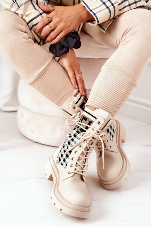 Les bottes beiges sont faites de tissu extensible