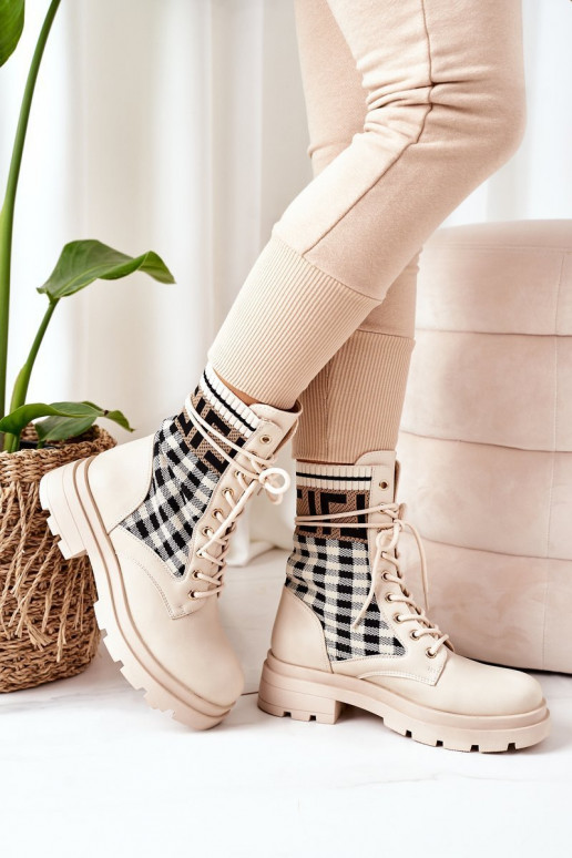 Les bottes beiges sont faites de tissu extensible