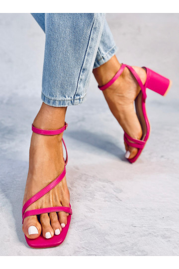 Sandales à talons élégantes...