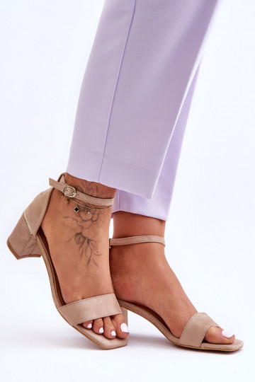 Chaussures beiges à talon bas