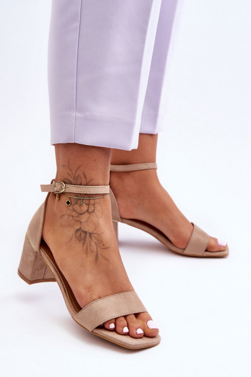 Chaussures beiges à talon bas
