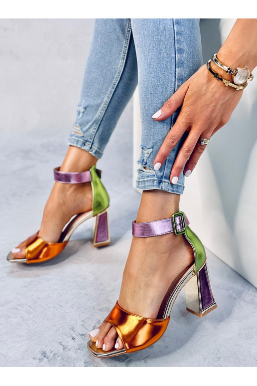 Farbige Schuhe mit hohen Absätzen...