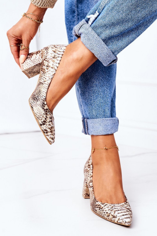 Schuhe in Goldfarbe mit Schlangenmuster Schuhe in Goldfarbe mit Schlangenmuster