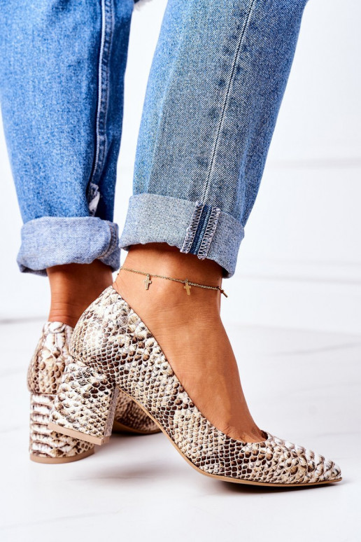 Schuhe in Goldfarbe mit Schlangenmuster Schuhe in Goldfarbe mit Schlangenmuster